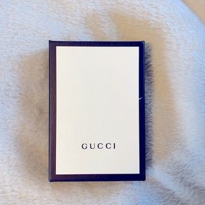 Small Gucci box with wallet dust cover